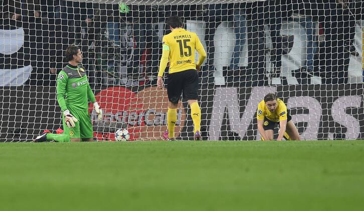 FUSSBALL CHAMPIONS LEAGUE SAISON 2014 2015 ACHTELFINAL HINSPIEL Juventus Turin - Borussia Dortmund 24.02.2015 Torwart Roman Weidenfeller, Mats Hummels und Marcel Schmelzer (v.l., alle Borussia Dortmund) sind nach dem 1:0 enttaeuscht 