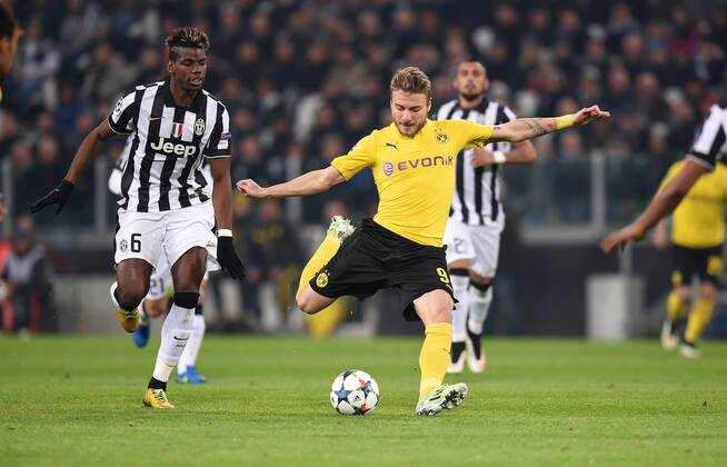 FUSSBALL CHAMPIONS LEAGUE SAISON 2014 2015 ACHTELFINAL HINSPIEL Juventus Turin - Borussia Dortmund 24.02.2015 Ciro Immobile (re, Borussia Dortmund) gegen Paul Pogba (li, Juventus Turin) 