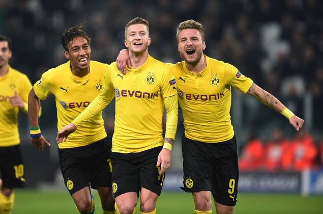 FUSSBALL CHAMPIONS LEAGUE SAISON 2014 2015 ACHTELFINAL HINSPIEL Juventus Turin - Borussia Dortmund 24.02.2015 Torjubel nach dem 1:1: Pierre-Emerick Aubameyang, Torschuetze Marco Reus und Ciro Immobile (v.l., alle Borussia Dortmund) 