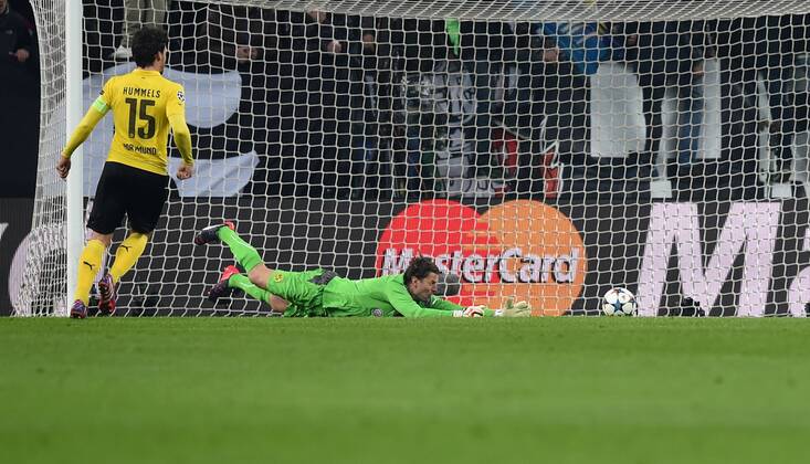 FUSSBALL CHAMPIONS LEAGUE SAISON 2014 2015 ACHTELFINAL HINSPIEL Juventus Turin - Borussia Dortmund 24.02.2015 Mats Hummels (li) und Torwart Roman Weidenfeller (re, beide Borussia Dortmund) koennen den Ball zum 1:0 nur hinterher schauen 