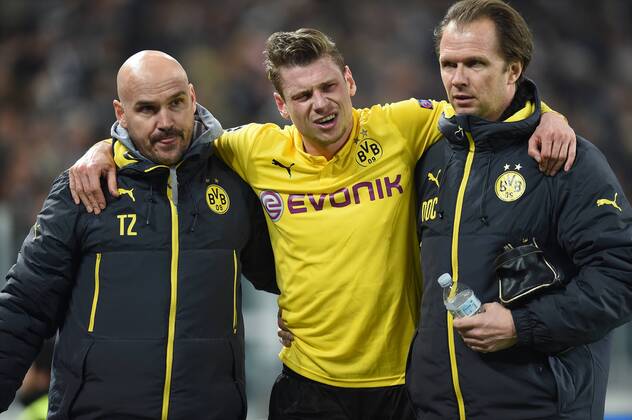 FUSSBALL CHAMPIONS LEAGUE SAISON 2014 2015 ACHTELFINAL HINSPIEL Juventus Turin - Borussia Dortmund 24.02.2015 Lukasz Piszczek (Mitte, Borussia Dortmund) muss verletzt ausgewechselt werden 