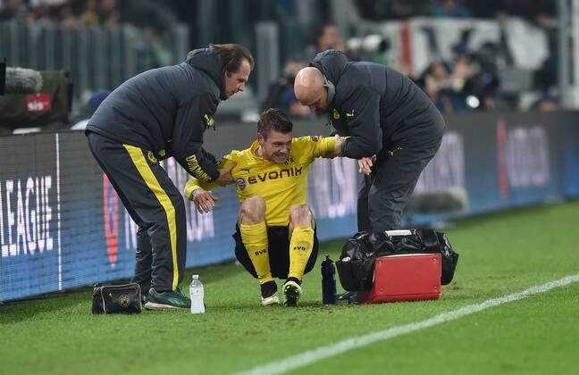 FUSSBALL CHAMPIONS LEAGUE SAISON 2014 2015 ACHTELFINAL HINSPIEL Juventus Turin - Borussia Dortmund 24.02.2015 Lukasz Piszczek (Mitte, Borussia Dortmund) muss verletzt ausgewechselt werden 
