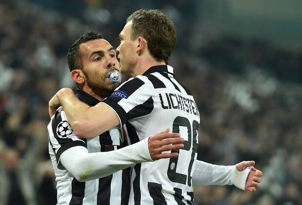 FUSSBALL CHAMPIONS LEAGUE SAISON 2014 2015 ACHTELFINAL HINSPIEL Juventus Turin - Borussia Dortmund 24.02.2015 Carlos Tevez (li) jubelt mit einem Schnuller im Mund und mit Stephan Lichtsteiner (re, beide Juventus Turin) im Arm  FUL1240215024