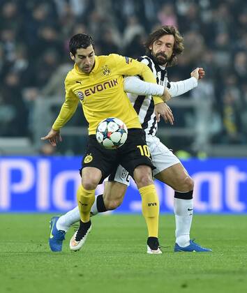 FUSSBALL CHAMPIONS LEAGUE SAISON 2014 2015 ACHTELFINAL HINSPIEL Juventus Turin - Borussia Dortmund 24.02.2015 Henrikh Mkhitaryan (li, Borussia Dortmund) gegen Andrea Pirlo (Juventus Turin)  FUL1240215024