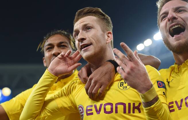 FUSSBALL CHAMPIONS LEAGUE SAISON 2014 2015 ACHTELFINAL HINSPIEL Juventus Turin - Borussia Dortmund 24.02.2015 Torjubel nach dem 1:1: Pierre-Emerick Aubameyang (li) und Ciro Immobile (re) umjubeln den Torschuetzen Marco Reus (Mitte, alle Borussia Dortmund) 