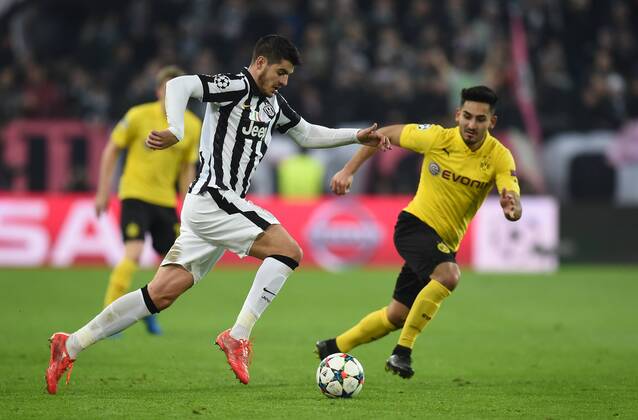 FUSSBALL CHAMPIONS LEAGUE SAISON 2014 2015 ACHTELFINAL HINSPIEL Juventus Turin - Borussia Dortmund 24.02.2015 Alvaro Morata (li, Juventus Turin) gegen Ilkay Guendogan (re, Borussia Dortmund) 
