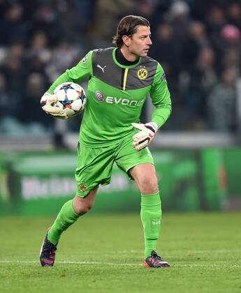 FUSSBALL CHAMPIONS LEAGUE SAISON 2014 2015 ACHTELFINAL HINSPIEL Juventus Turin - Borussia Dortmund 24.02.2015 Torwart Roman Weidenfeller (Borussia Dortmund) beim Abwurf 