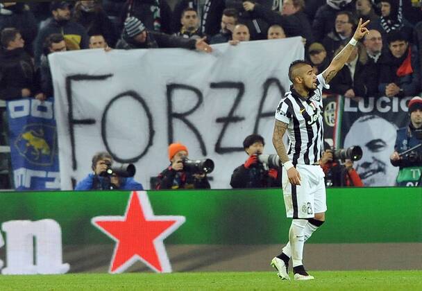 Champions League Juventus Turin - BVB Borussia Dortmund ARTURO VIDAL DIETRO DI LUI UNO STRISCIONE CON LA SCRITTA FORZA xHOCHxZWEIx xItalyxPhotoxPressx 