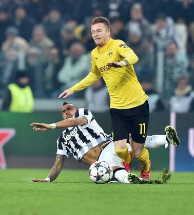 FUSSBALL CHAMPIONS LEAGUE SAISON 2014 2015 ACHTELFINAL HINSPIEL Juventus Turin - Borussia Dortmund 24.02.2015 Von hinten in die Beine: Vidal Arturo (Juventus Turin) zeigt sich im Zweikampf mit Marco Reus (vorn, Borussia Dortmund) eher rustikal  FUL1240215072