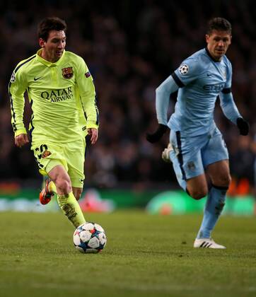 Lionel Messi (L) of Barcelona breaks through during the UEFA Champions league Round of 16 first leg match between Manchester City and Barcelona at Etihad Stadium in Manchester, Britain, on Feb. 24, 2015. Barcelona won 2-1. ) (SP)BRITAIN-MANCHESTER-FOOTBALL-CHAMPIONS LEAGUE-ROUND OF 16 1ST LEG-MANCHESTER CITY VS BARCELONA HanxYan 