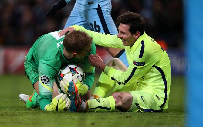 Lionel Messi (R) of Barcelona communicates with Manchester City s goalkeeper Joe Hart after their struggling for the ball during the UEFA Champions league Round of 16 first leg match between Manchester City and Barcelona at Etihad Stadium in Manchester, Britain, on Feb. 24, 2015. Barcelona won 2-1. ) (SP)BRITAIN-MANCHESTER-FOOTBALL-CHAMPIONS LEAGUE-ROUND OF 16 1ST LEG-MANCHESTER CITY VS BARCELONA HanxYan 