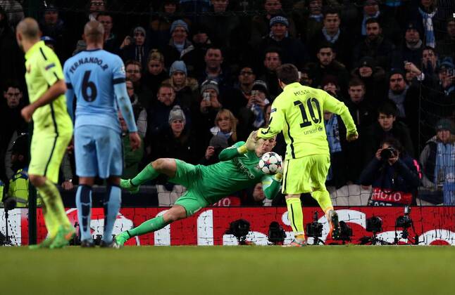 Joe Hart (2nd R), goalie of Manchester city, makes a penalty save of Lionel Messi of Barcelona during the UEFA Champions League Round of 16 first leg match between Manchester City and Barcelona at Etihad Stadium in Manchester, Britain, on Feb. 24, 2015. Barcelona won 2-1. ) (SP)BRITAIN-MANCHESTER-FOOTBALL-CHAMPIONS LEAGUE-ROUND OF 16 1ST LEG-MANCHESTER CITY VS BARCELONA HanxYan 
