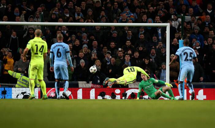 Lionel Messi (C) of Barcelona heads for the ball after Manchester city goalie Joe Hart (2nd R) having saved the penalty during the UEFA Champions League Round of 16 first leg match between Manchester City and Barcelona at Etihad Stadium in Manchester, Britain, on Feb. 24, 2015. Barcelona won 2-1. ) (SP)BRITAIN-MANCHESTER-FOOTBALL-CHAMPIONS LEAGUE-ROUND OF 16 1ST LEG-MANCHESTER CITY VS BARCELONA HanxYan 