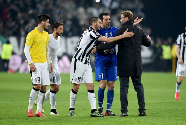 FUSSBALL CHAMPIONS LEAGUE SAISON 2014 2015 ACHTELFINAL HINSPIEL Juventus Turin - Borussia Dortmund 24.02.2015 Trainer Juergen Klopp (re, Borussia Dortmund) diskutiert mit den Turinern Alvaro Morata, Claudio Marchisio, Leonardo Bonucci und Romulo (v.l.) 