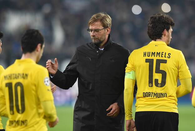 FUSSBALL CHAMPIONS LEAGUE SAISON 2014 2015 ACHTELFINAL HINSPIEL Juventus Turin - Borussia Dortmund 24.02.2015 Trainer Juergen Klopp ist genauso wie Henrikh Mkhitaryan (li) und Mats Hummels (re, alle Borussia Dortmund) nach dem Abpfiff enttaeuscht 