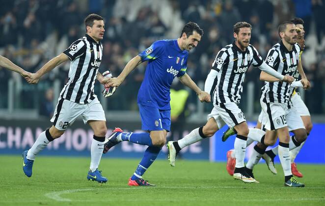 FUSSBALL CHAMPIONS LEAGUE SAISON 2014 2015 ACHTELFINAL HINSPIEL Juventus Turin - Borussia Dortmund 24.02.2015 Simone Padoin, Torwart Buffon Gianluigi, Claudio Marchisio und Leonardo Bonucci (v.l., alle Juventus Turin) jubeln nach dem Abpfiff 