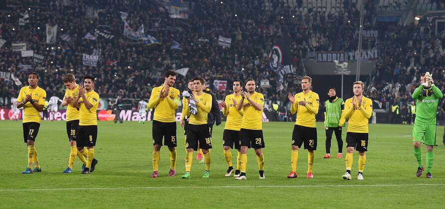 FUSSBALL CHAMPIONS LEAGUE SAISON 2014 2015 ACHTELFINAL HINSPIEL - Borussia Dortmund 24.02.2015 Borussia Dortmund Team bedank sich nach dem Spiel mit bei den mitgereisten Fans; Pierre-Emerick Aubameyang, Matthias Ginter, Ilkay Guendogan, Mats Hummels, Marco Reus, Nuri Sahin, Henrikh Mkhitaryan, Marcel Schmelzer, Oliver Kirch, Shinji Kagawa, Jakub Kuba Blaszczykowski und Torwart Roman Weidenfeller (v.li.)