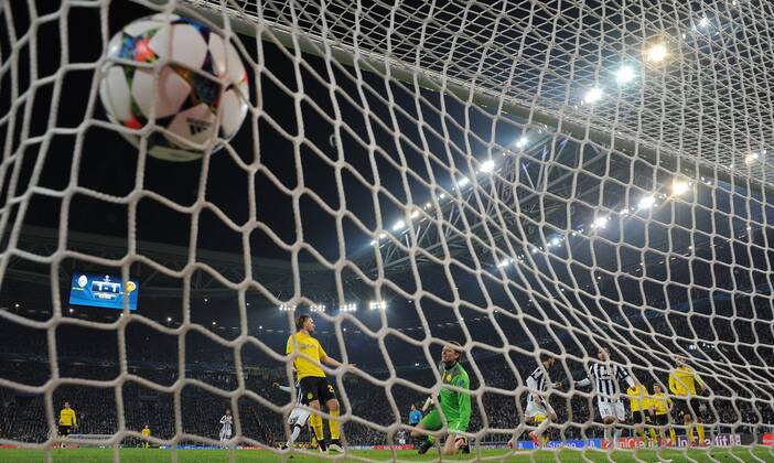 FUSSBALL CHAMPIONS LEAGUE SAISON 2014 2015 ACHTELFINAL HINSPIEL Juventus Turin - Borussia Dortmund 24.02.2015 Tor zum 2-1 durch Alvaro Morata (Mitte hinten, Juventus Turin), Torwart Roman Weidenfeller (2.v.li, Borussia Dortmund) geschlagen am Boden 