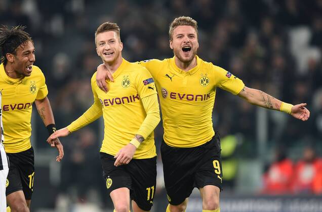 FUSSBALL CHAMPIONS LEAGUE SAISON 2014 2015 ACHTELFINAL HINSPIEL Juventus Turin - Borussia Dortmund 24.02.2015 JUBEL Borussia Dortmund; Torschuetze zum 1-1 Ausgleich Marco Reus (Mitte) umarmt von Ciro Immobile (re) und Pierre-Emerick Aubameyang (li) 
