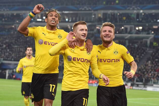 FUSSBALL CHAMPIONS LEAGUE SAISON 2014 2015 ACHTELFINAL HINSPIEL Juventus Turin - Borussia Dortmund 24.02.2015 JUBEL Borussia Dortmund; Torschuetze zum 1-1 Ausgleich Marco Reus (Mitte) umarmt von Ciro Immobile (re) und Pierre-Emerick Aubameyang (li) 