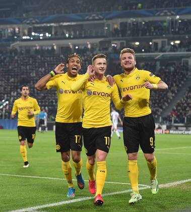 FUSSBALL CHAMPIONS LEAGUE SAISON 2014 2015 ACHTELFINAL HINSPIEL Juventus Turin - Borussia Dortmund 24.02.2015 JUBEL Borussia Dortmund; Torschuetze zum 1-1 Ausgleich Marco Reus (Mitte) umarmt von Ciro Immobile (re) und Pierre-Emerick Aubameyang (li) 