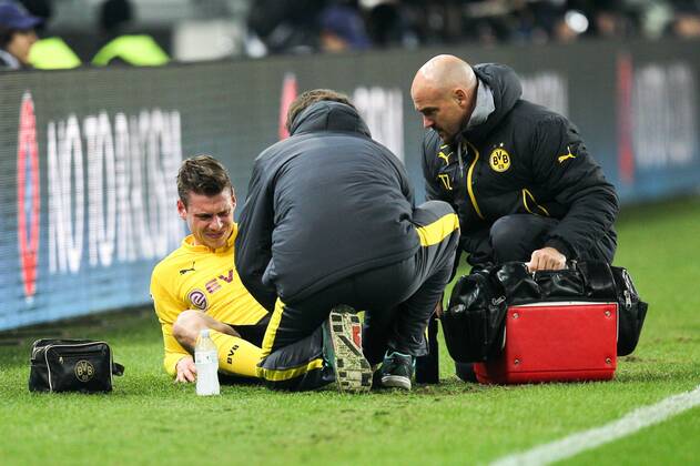 Lukasz Piszczek 26 (Borussia Dortmund) wird verletzt behandelt , Juventus Turin vs. Borussia Dortmund, Fussball, Champions League, 24.02.2015 , EP_CKT