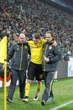 Lukasz Piszczek 26 (Borussia Dortmund) verlaesst verletzt das Spielfeld und wird gestuetzt , Juventus Turin vs. Borussia Dortmund, Fussball, Champions League, 24.02.2015 , EP_CKT