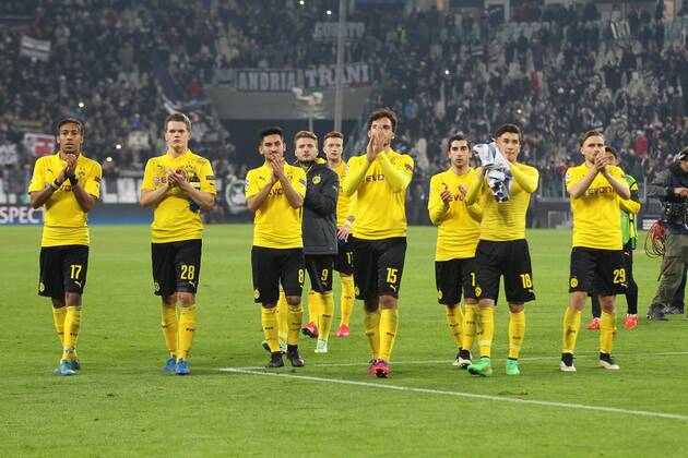 enttaeuschung bei der Mannschaft von Borussia Dortmund auf dem Weg zur Fankurve , Juventus Turin vs. Borussia Dortmund, Fussball, Champions League, 24.02.2015 , EP_CKT