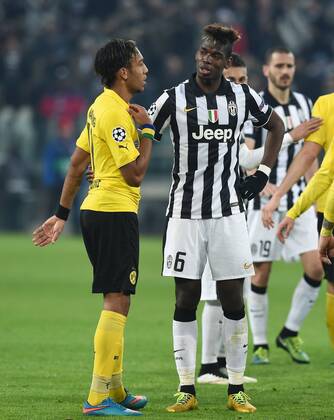 FUSSBALL CHAMPIONS LEAGUE SAISON 2014 2015 ACHTELFINAL HINSPIEL Juventus Turin - Borussia Dortmund 24.02.2015 Pierre-Emerick Aubameyang (li, Borussia Dortmund) mit Paul Pogba (Juventus Turin) nach dem Spiel 