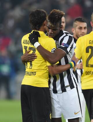 FUSSBALL CHAMPIONS LEAGUE SAISON 2014 2015 ACHTELFINAL HINSPIEL Juventus Turin - Borussia Dortmund 24.02.2015 Paul Pogba (re, Juventus Turin) umarmt Pierre-Emerick Aubameyang (li, Borussia Dortmund) nach dem Spiel 