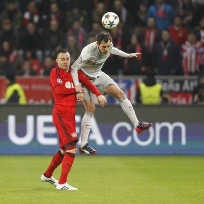Diego Godin (Atletico Madrid 2) im Kopfballduell gegen Josip Drmic (Bayer 04 Leverkusen 9) Bayer 04 Leverkusen vs Atletico Madrid, Fussball, Champions-League, 25.02.2015 , EP_JSE