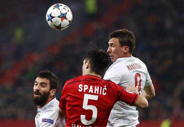 Mario Mandzukic (Atletico Madrid) (R) jumps for a header against Leverkusens Emir Spahic during the Championsleague between Bayer 04 Leverkusen and Atletico Madrid, Bayarena in Leverkusen on February 25., 2015. Bayer 04 Leverkusen vs. Atletico Madrid im Achtelfinale der Champions League der Saison 2014 2015 am 25. Februar 2015.