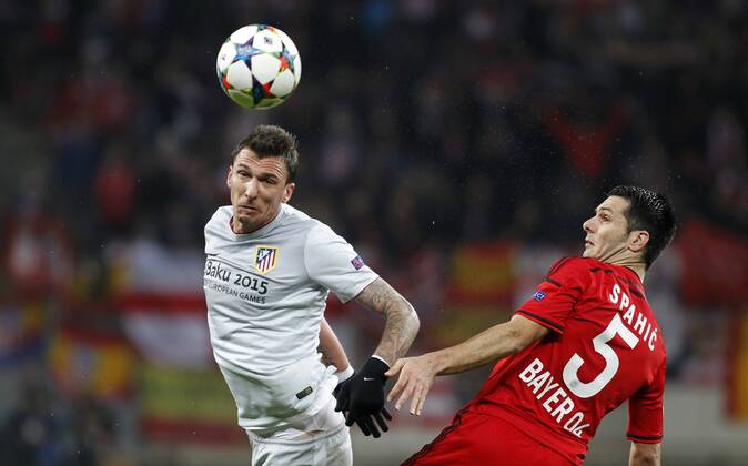 Mario Mandzukic (Atletico Madrid) (L) jumps for a header against Leverkusens Emir Spahic during the Championsleague between Bayer 04 Leverkusen and Atletico Madrid, Bayarena in Leverkusen on February 25., 2015. Bayer 04 Leverkusen vs. Atletico Madrid im Achtelfinale der Champions League der Saison 2014 2015 am 25. Februar 2015.