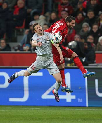 25.02.2015, Fussball Championsleague 2014 2015, 1 8-Finale, Hinspiel, Bayer Leverkusen - Atletico Madrid, in der BayArena Leverkusen. v.l. Gabi (Atletico Madrid) gegen Gonzalo Castro (Bayer Leverkusen) 
