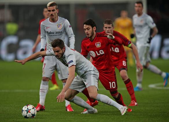 25.02.2015, Fussball Championsleague 2014 2015, 1 8-Finale, Hinspiel, Bayer Leverkusen - Atletico Madrid, in der BayArena Leverkusen. v.l. Saul Niguez (Atletico Madrid) gegen Hakan Calhanoglu (Bayer Leverkusen) 