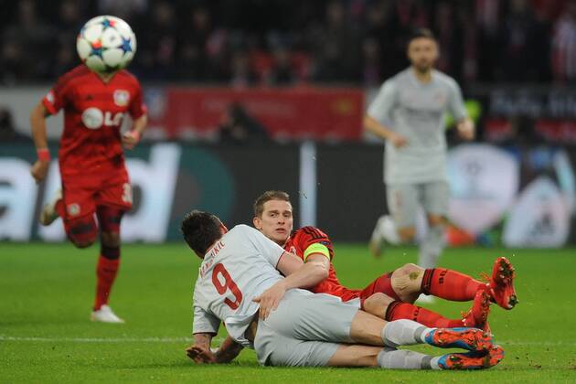 25.02.2015, xjfx, Fussball UEFA Champions League, Bayer 04 Leverkusen - Atletico Madrid, v.l. Mario Mandzukic (Atletico Madrid),Lars Bender (Bayer Leverkusen),Zweikampf, Action, Aktion, Battles for the Ball