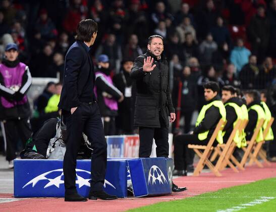 25.02.2015, xjhx, Fussball UEFA Champions League, Bayer 04 Leverkusen - Atletico Madrid, v.l. Trainer Roger Schmidt (Bayer Leverkusen), Trainer Diego Simeone (Atletico Madrid) gibt Anweisungen, gestikuliert, mit den Armen gestikulieren gives instructions, gesticulate.