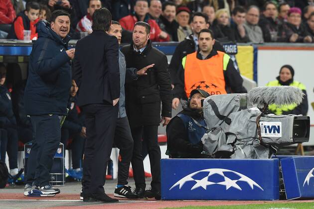 Fußball Champions League Achtelfinale Bayer Leverkusen - Atletico Madrid am 25.02.2015 in der BayArena in Leverkusen Roger Schmidt ( Trainer Leverkusen ), vorne - Diego Simeone ( Trainer Atletico Madrid ), hinten