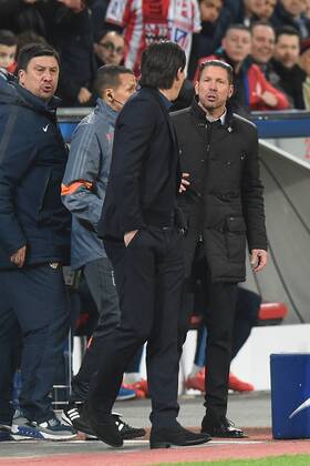 Fußball Champions League Achtelfinale Bayer Leverkusen - Atletico Madrid am 25.02.2015 in der BayArena in Leverkusen Roger Schmidt ( Trainer Leverkusen ), vorne - Diego Simeone ( Trainer Atletico Madrid ), hinten