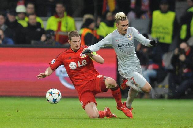 25.02.2015, xjfx, Fussball UEFA Champions League, Bayer 04 Leverkusen - Atletico Madrid, v.l.Lars Bender (Bayer Leverkusen),Antoine Griezmann (Atletico Madrid),Zweikampf, Action, Aktion, Battles for the Ball
