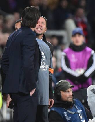 25.02.2015, xjhx, Fussball UEFA Champions League, Bayer 04 Leverkusen - Atletico Madrid, v.l. Trainer Roger Schmidt (Bayer Leverkusen), Trainer Diego Simeone (Atletico Madrid) gibt Anweisungen, gestikuliert, mit den Armen gestikulieren gives instructions, gesticulate.