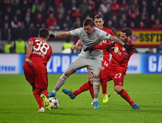 25.02.2015, xjhx, Fussball UEFA Champions League, Bayer 04 Leverkusen - Atletico Madrid, v.l. Karim Bellarabi (Bayer Leverkusen), Mario Mandzukic (Atletico Madrid), Kyriakos Papadopoulos (Bayer Leverkusen), Gonzalo Castro (Bayer Leverkusen)