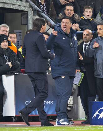 Leverkusen, 25.02.2015, BayArena Trainer Roger Schmidt (Bayer) bekommt die Zunge von Atletico Mitarbeiter entgegengestreckt Bayer Leverkusen - Atletico Madrid mm
