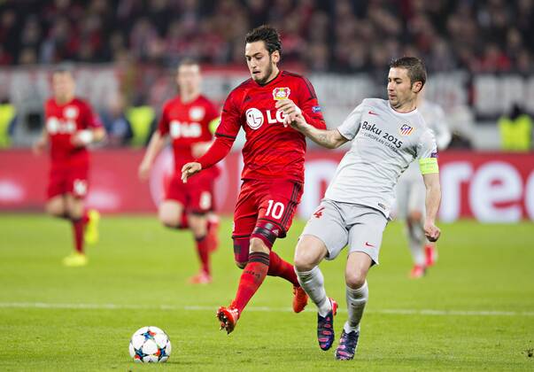 Leverkusen, 25.02.2015, BayArena Hakan Calhanoglu (Bayer), Mario Suarez (Atletico) Bayer Leverkusen - Atletico Madrid mm
