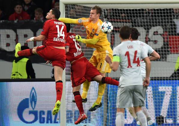 25.02.2015, Fussball, Saison 2014 15, Champions League, 2014 15, Achtelfinale, Bayer 04 Leverkusen - Atletico Madrid v.li., Kyriakos Papadopoulos (Bayer 04 Leverkusen), Roberto Hilbert (Bayer 04 Leverkusen), Torwart Bernd Leno (Bayer 04 Leverkusen), Gabi (Atletico Madrid)