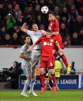 25.02.2015, Fussball, Saison 2014 15, Champions League, 2014 15, Achtelfinale, Bayer 04 Leverkusen - Atletico Madrid v.re., Kyriakos Papadopoulos (Bayer 04 Leverkusen), Lars Bender (Bayer 04 Leverkusen), Mario Mandzukic(Atletico Madrid)