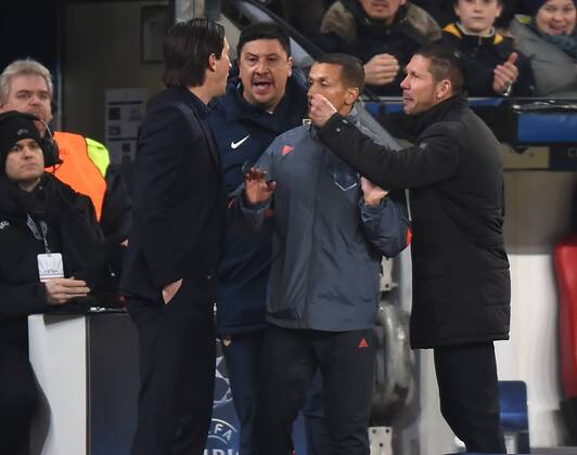 25.02.2015, Fussball, Saison 2014 15, Champions League, 2014 15, Achtelfinale, Bayer 04 Leverkusen - Atletico Madrid 02 Heftige Auseinandersetzung zwischen Trainer Roger Schmidt (Bayer 04 Leverkusen), li., und Trainer Diego Simeone (Atletico Madrid), re., mit seinem Co Trainer, der Vierte Offizielle Tomas Mokrusch geht dazwischen