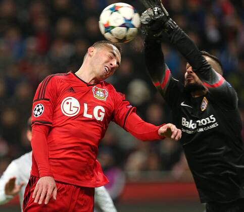 25.02.2015, Fussball Championsleague 2014 2015, 1 8-Finale, Hinspiel, Bayer Leverkusen - Atletico Madrid, in der BayArena Leverkusen. v.l. Josip Drmic (Bayer Leverkusen) gegen Torwart Miguel Angel Moya (Atletico Madrid) 