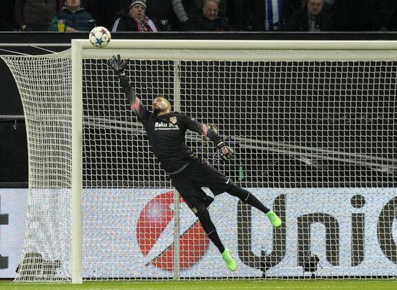Bayarena Leverkusen, 25.2.2015, Fussball Champions-League Saison 2014 2015 Achtelfinale Hinspiel Bayer 04 Leverkusen vs. Atletico Madrid --- Atletico Torwart Miguel Angel Moya streckt sich, der Ball geht an die Latte