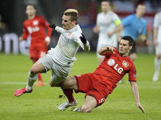 Bayarena Leverkusen, 25.2.2015, Fussball Champions-League Saison 2014 2015 Achtelfinale Hinspiel Bayer 04 Leverkusen vs. Atletico Madrid --- Emir Spahic (Leverkusen) stoppt Antoine Griezmann